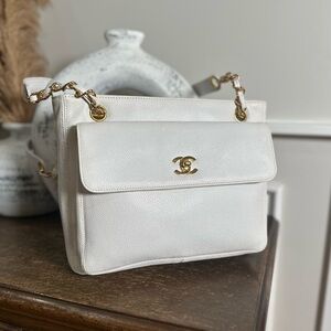 CHANEL White Caviar Leather Shoulder Bag with Gold Hardware